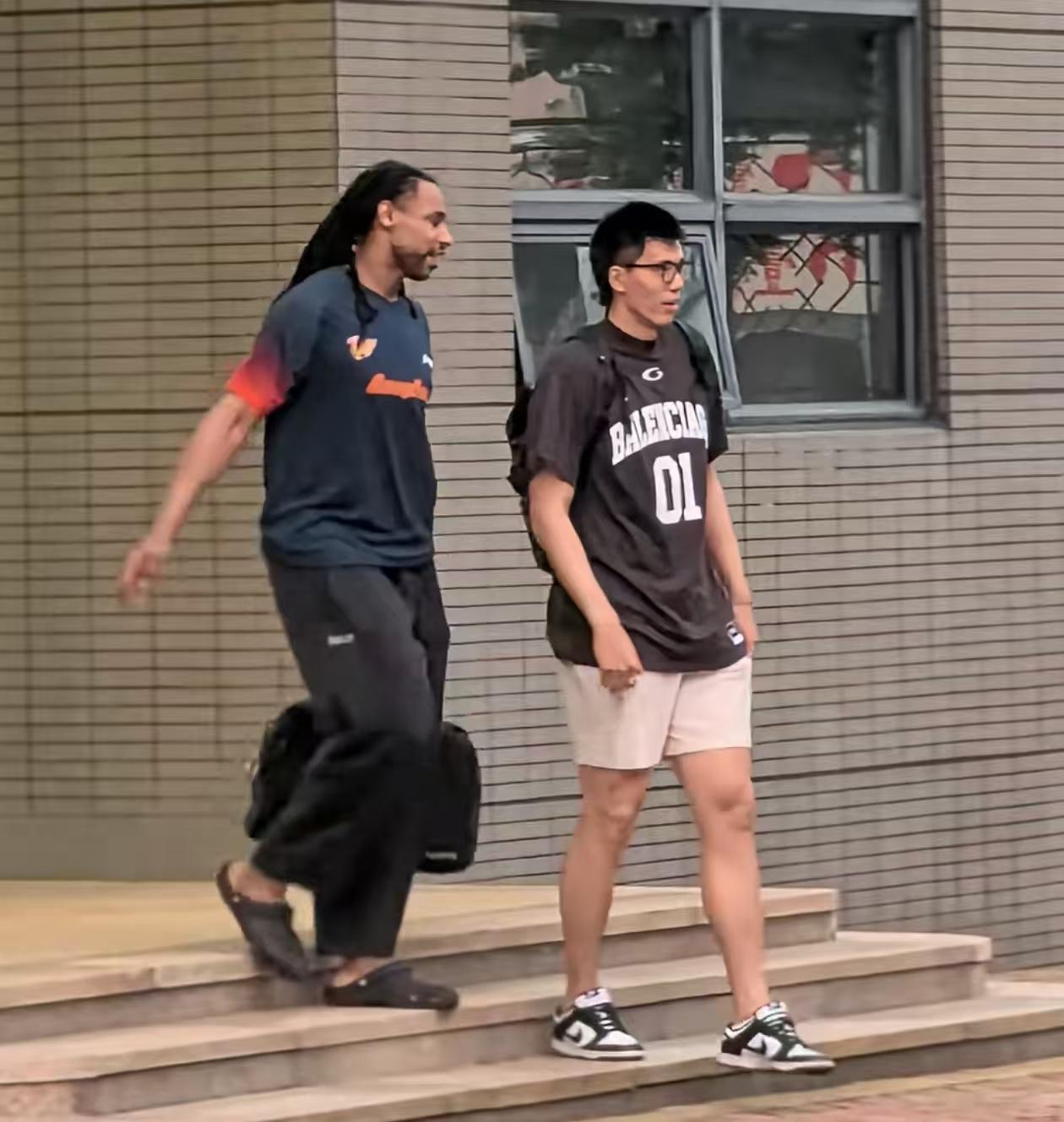 杜锋、焦泊乔双双归队，传说中的矛盾多虑了，广东内线缺人暂时得到缓解
本周二在顺德