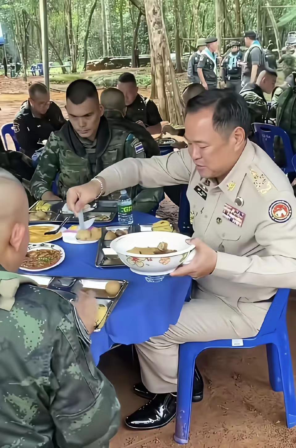 洪森和阿努廷对待下属都不错，但两人的做事风格，完全不同。洪森比较“大气”，亲友下