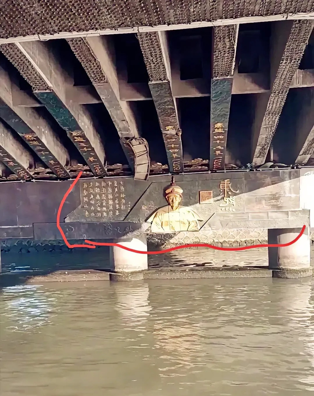 历史大佬：请问这是历史上哪位皇帝？为什么要把他雕刻在河道里面？ ​​​