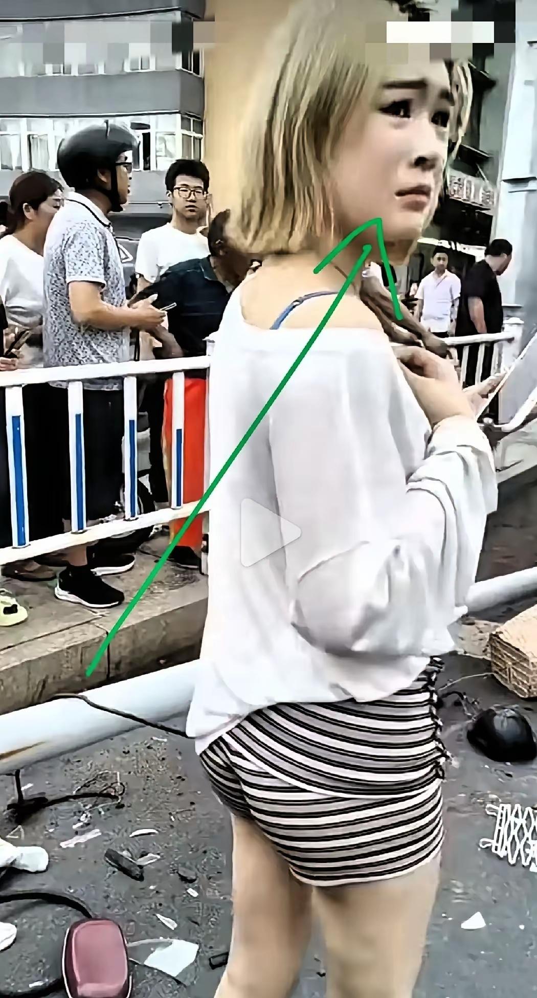 两个都是母亲，一位母亲带着两个孩子等红绿灯，去送女儿补课 。一位母亲要到南京去接