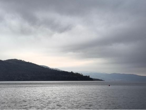 美国的衰落是全方位的。
 
就拿现在的拜登来说，上台这么久，没干成几件正经事，反