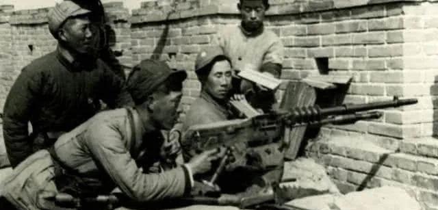 1939年，鲁雨亭率领900多名新四军，包围了大房庄据点里面的40多名日军。日军