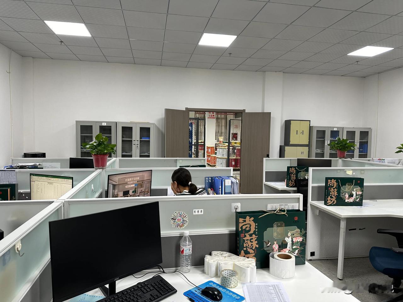 
中秋是什么?混的好的是花钱月下[我想静静]，混的一般的是月下花钱[我想静静]，