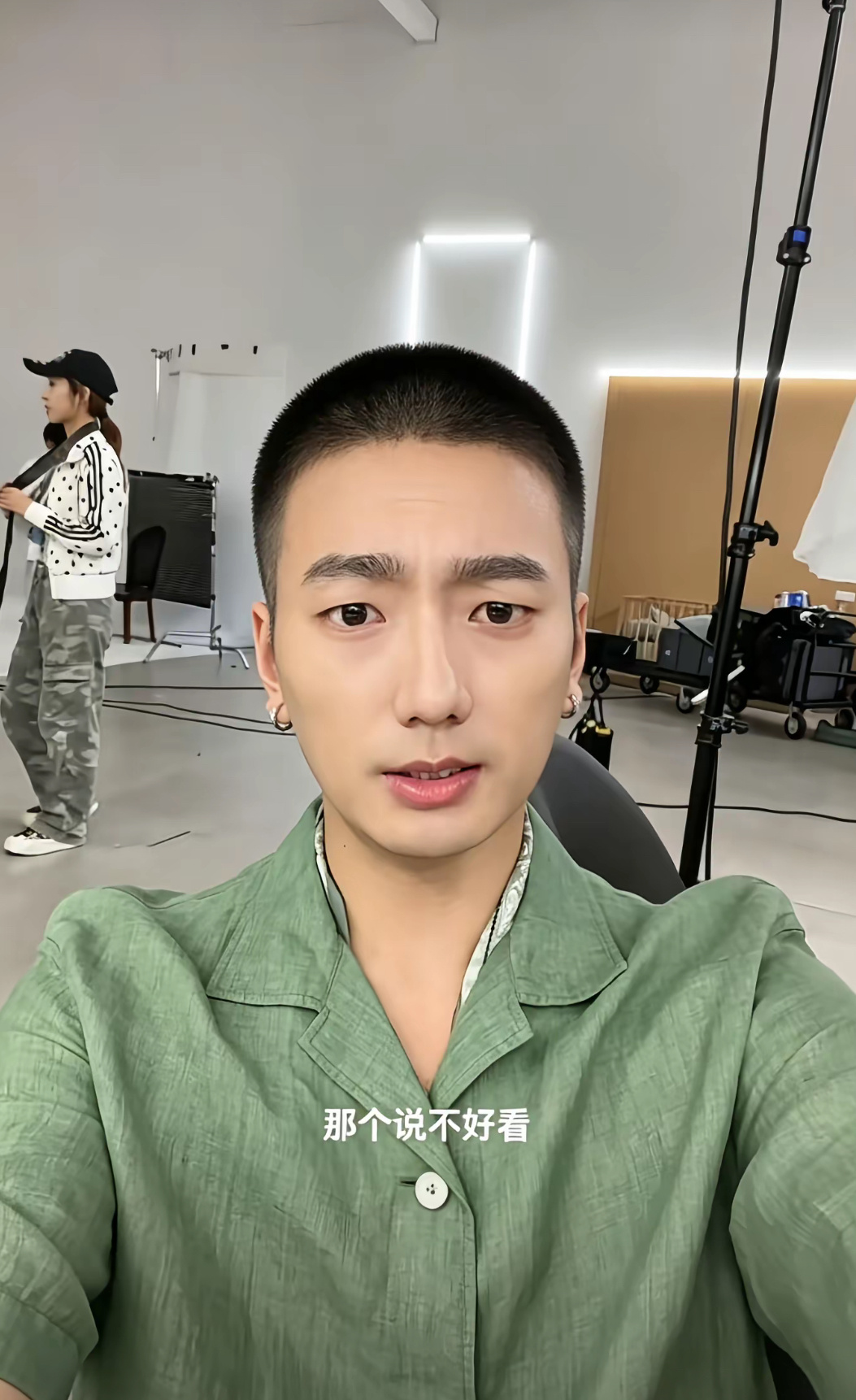 图一是海来阿木图二也是海来阿木图三是网友给海来阿木换的发型果然，钱是最养人的东西