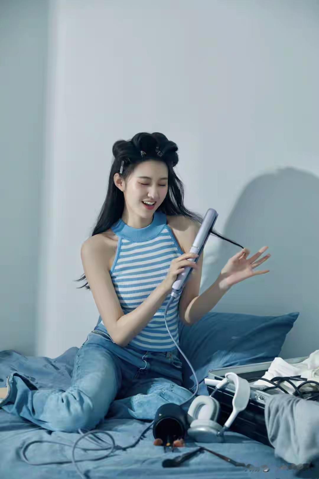 上海视觉艺术学院校花 张子鑫 五官精致 桃花眼含情脉脉 令人陶醉
张子鑫，中国内