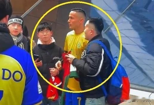 外媒：假C罗在中国吸引眼球

一名年轻人因长得与葡萄牙足球巨星非常相似而引起人们