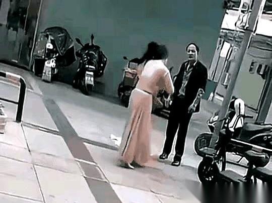 就刚才，商场门口。
一个女的，把自己内衣扯下来，直接甩在了一个男的脸上。
我当时