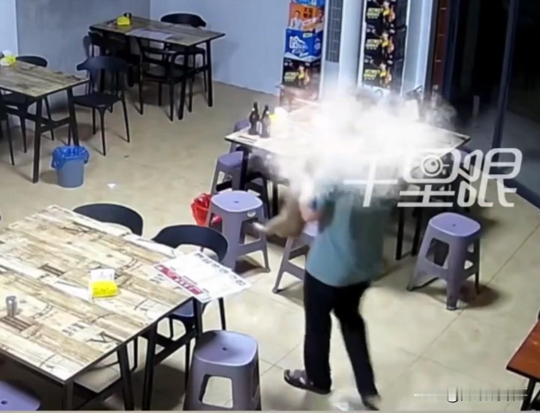 广东一烧烤店，老板闲得刷手机。好容易来个客人，结果他刚把狗放凳子上，老板就冲出来
