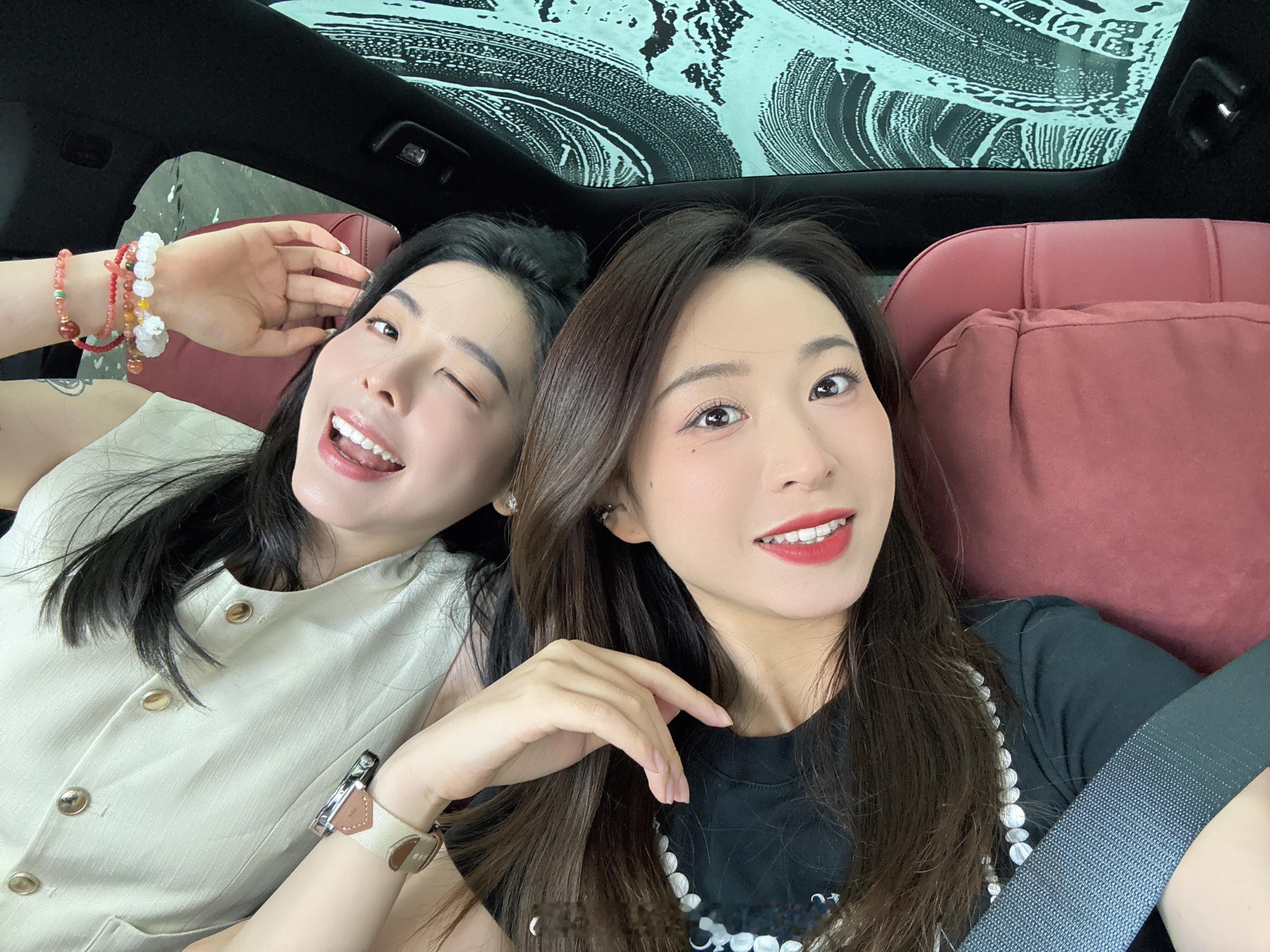 俩姐妹直接坐车里体验360沉浸式洗车全过程了👭​​​