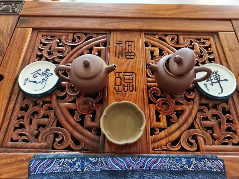 上联：浊酒一杯谈天说地，
下联：清茶两壶讲古论今。