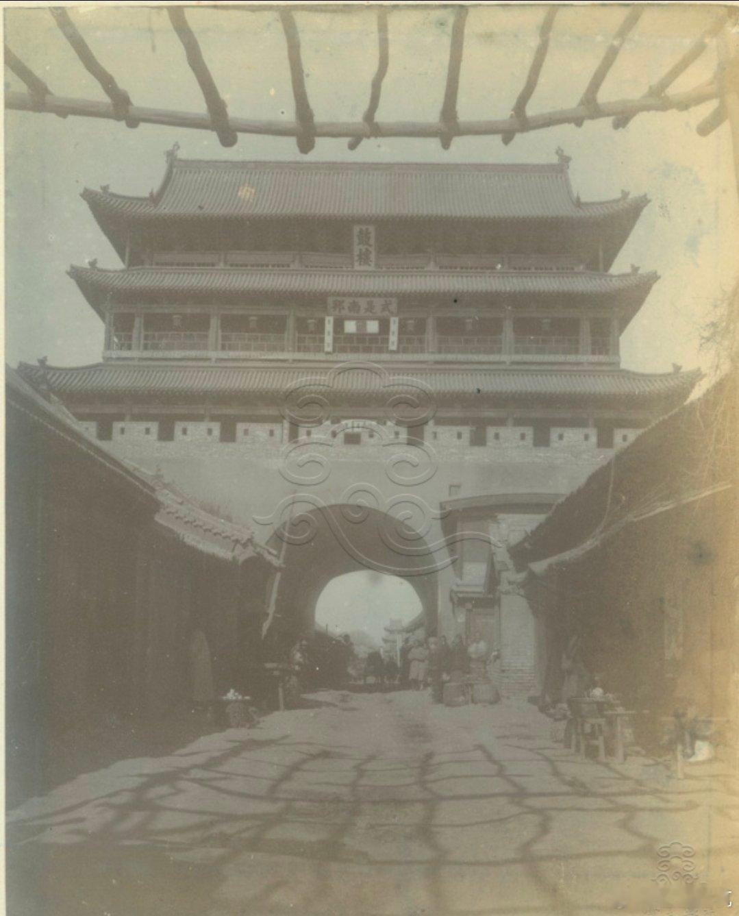 安阳钟鼓楼：刘云志先生收藏的京广铁路老照片中，安阳 一张鼓楼，一张钟楼，定格了清