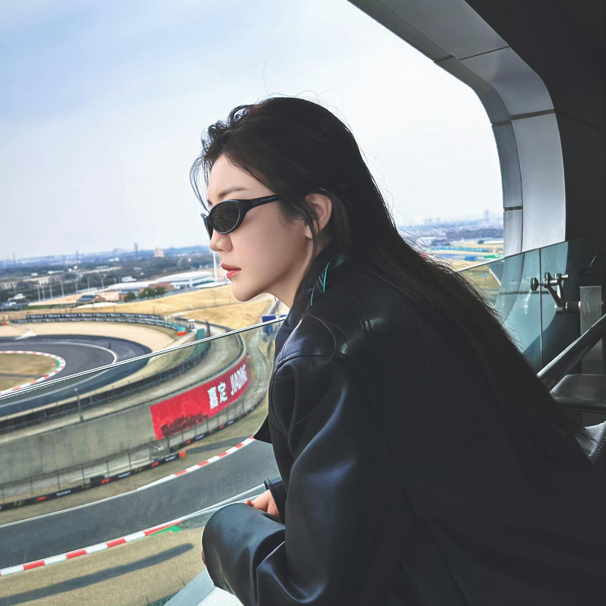 一想到小梦姐工作都集中一块完成，然后很久见不到她，接下来的日子又要度日如年了