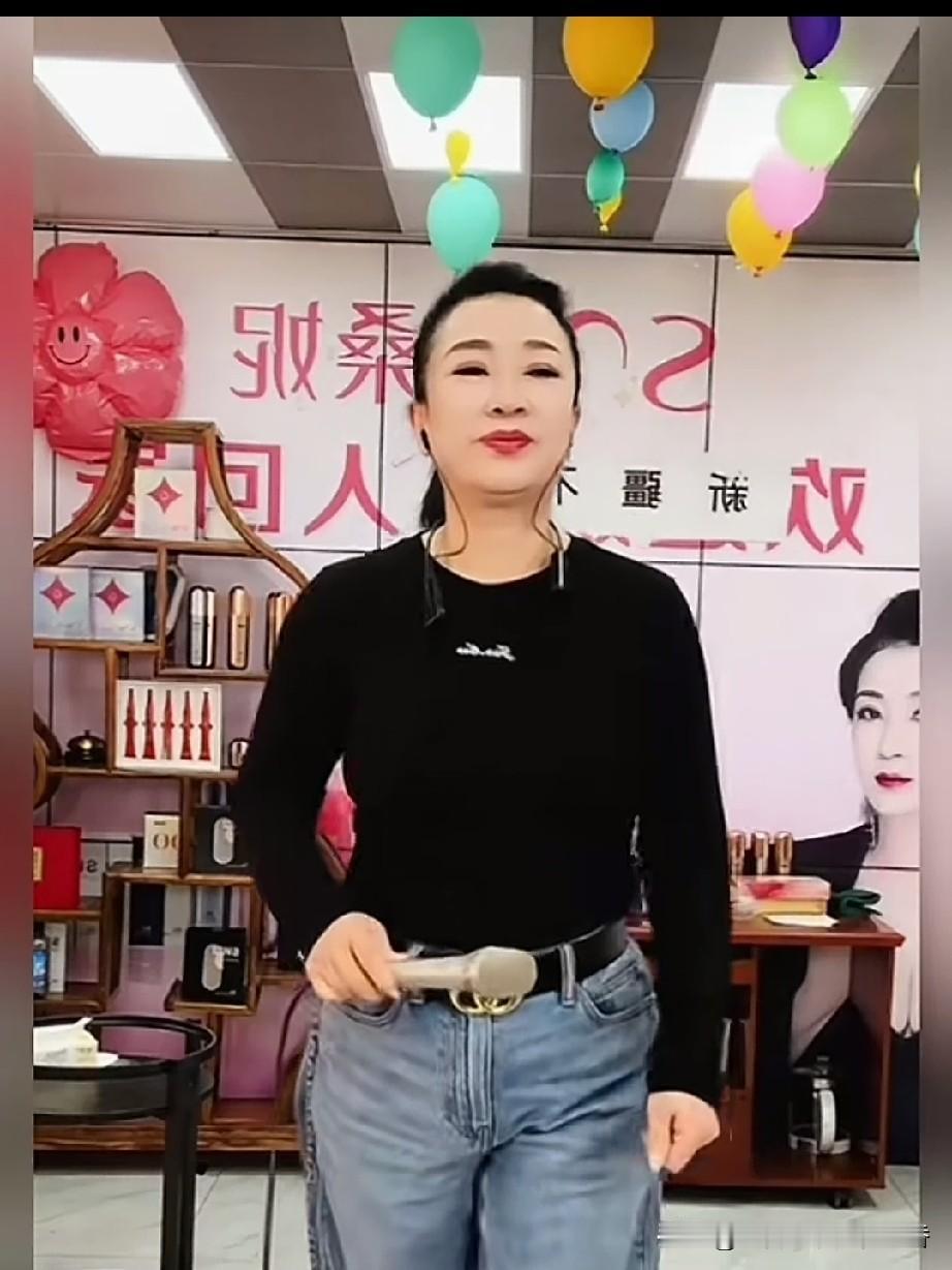 谢广坤的前妻孙二娘也是个豪爽霸气的女人，她在直播间深情对唱谢广坤:“谢秃子，如果