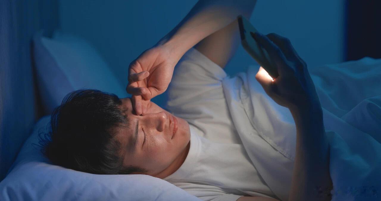 侧躺玩手机受害者晚上玩手机，每次都要玩到有困意了才能睡着，已经形成一种习惯了