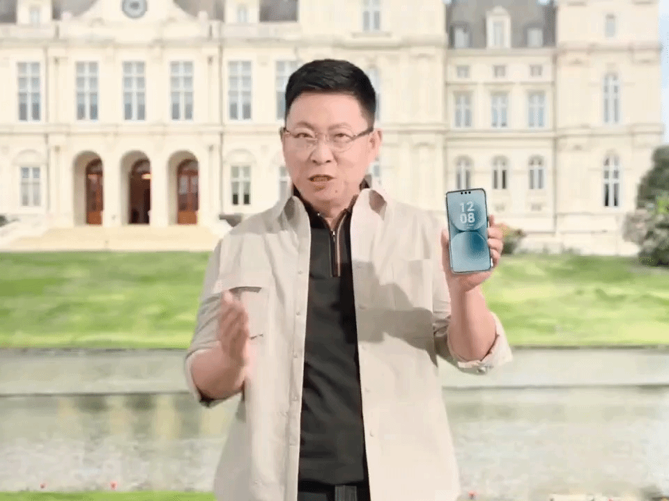 据说是屏幕亮度达到了全新高度，是一块国产屏，这背后意义懂得都懂！