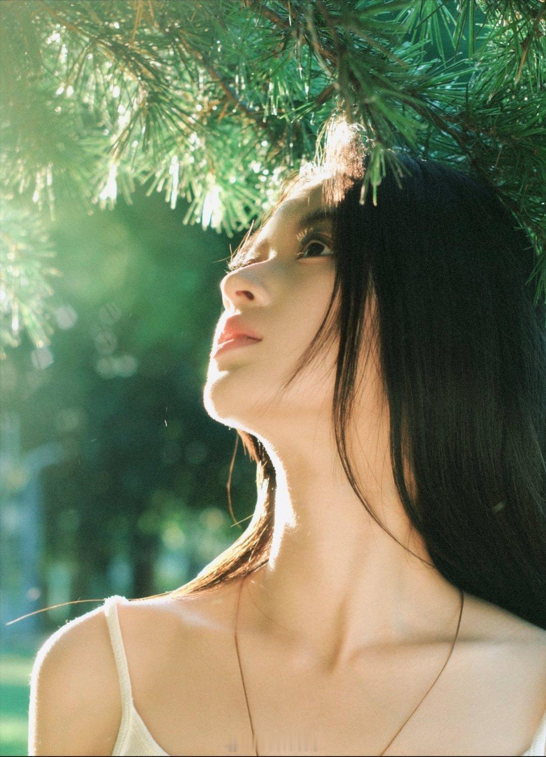 氧气美女，很有以前《爱格》封面和插图模特的感觉 