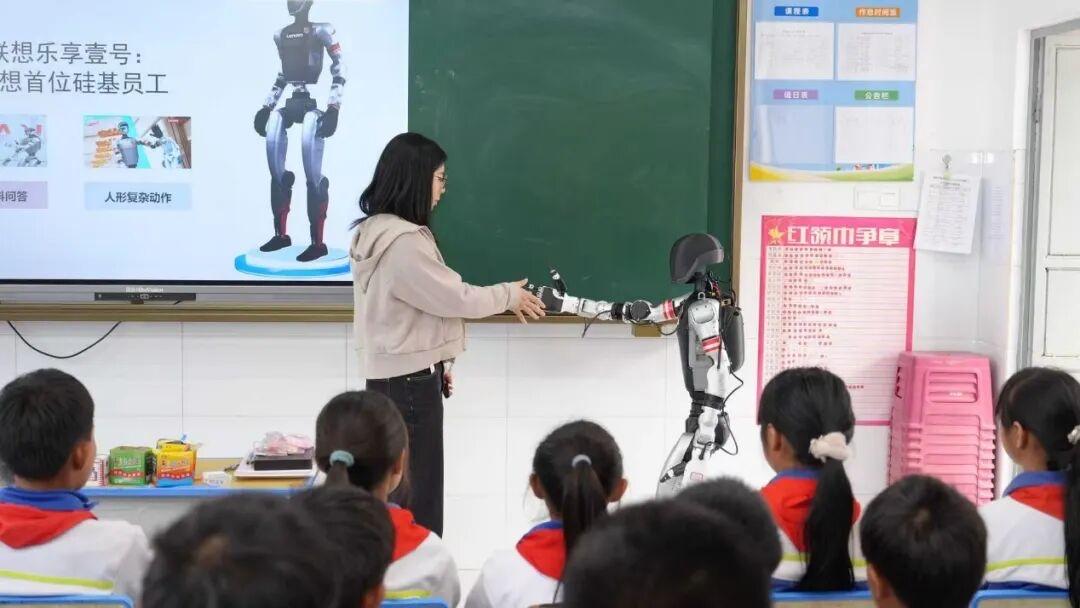 山区课堂惊现机器人舞伴！技术最大善意就是触手可及
 
AI机器人在山区和孩子们一