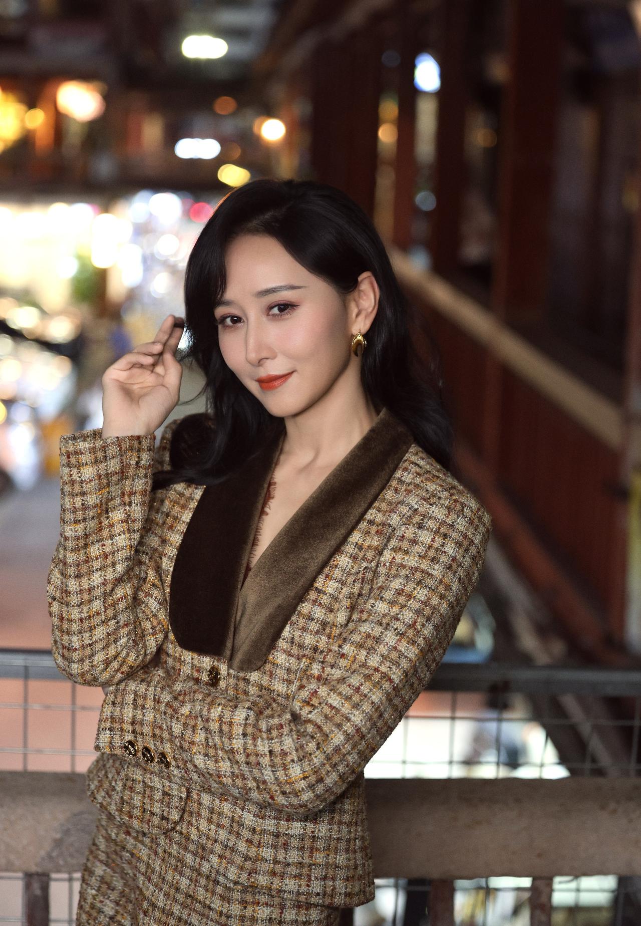 这个秋天
跟着大美女胡静
赴一场复古之约
成为一个有气质的中年女人
在霓虹旧梦中