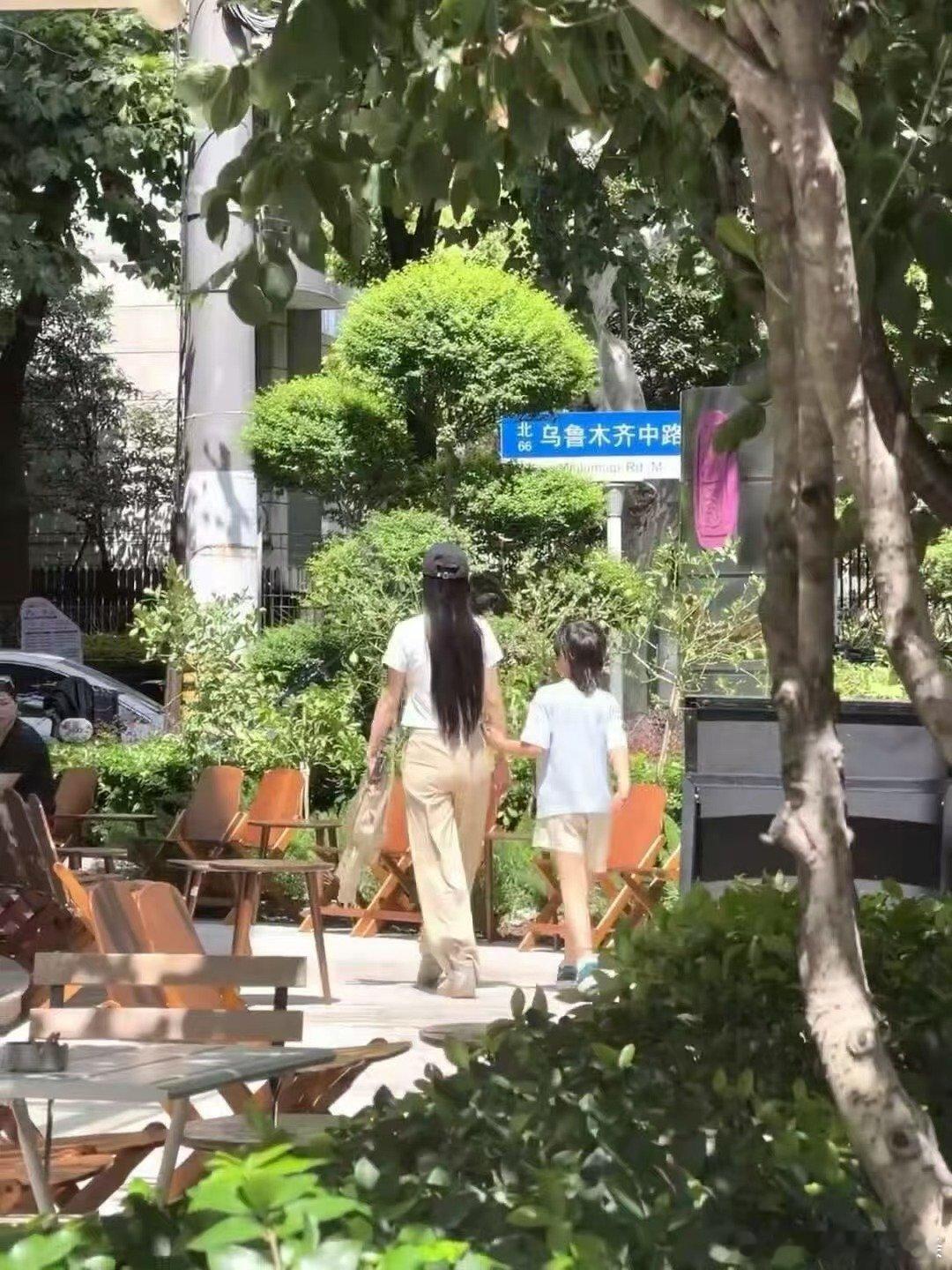 小海绵狼尾安福路偶遇angelababy和小海绵上海偶遇Angelababy吃甜