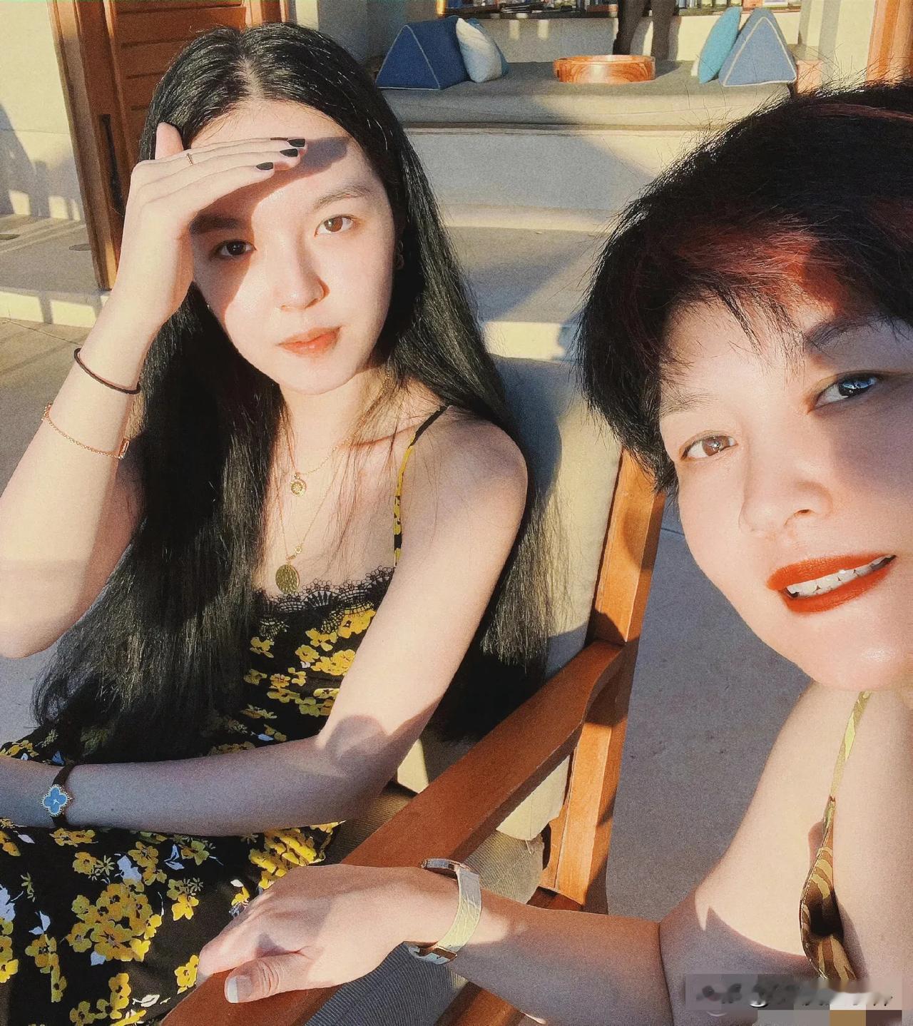 娱乐圈又要多一位二代了，果然星二代的尽头都是娱乐圈吗？
近日李咏的女儿即将出道的