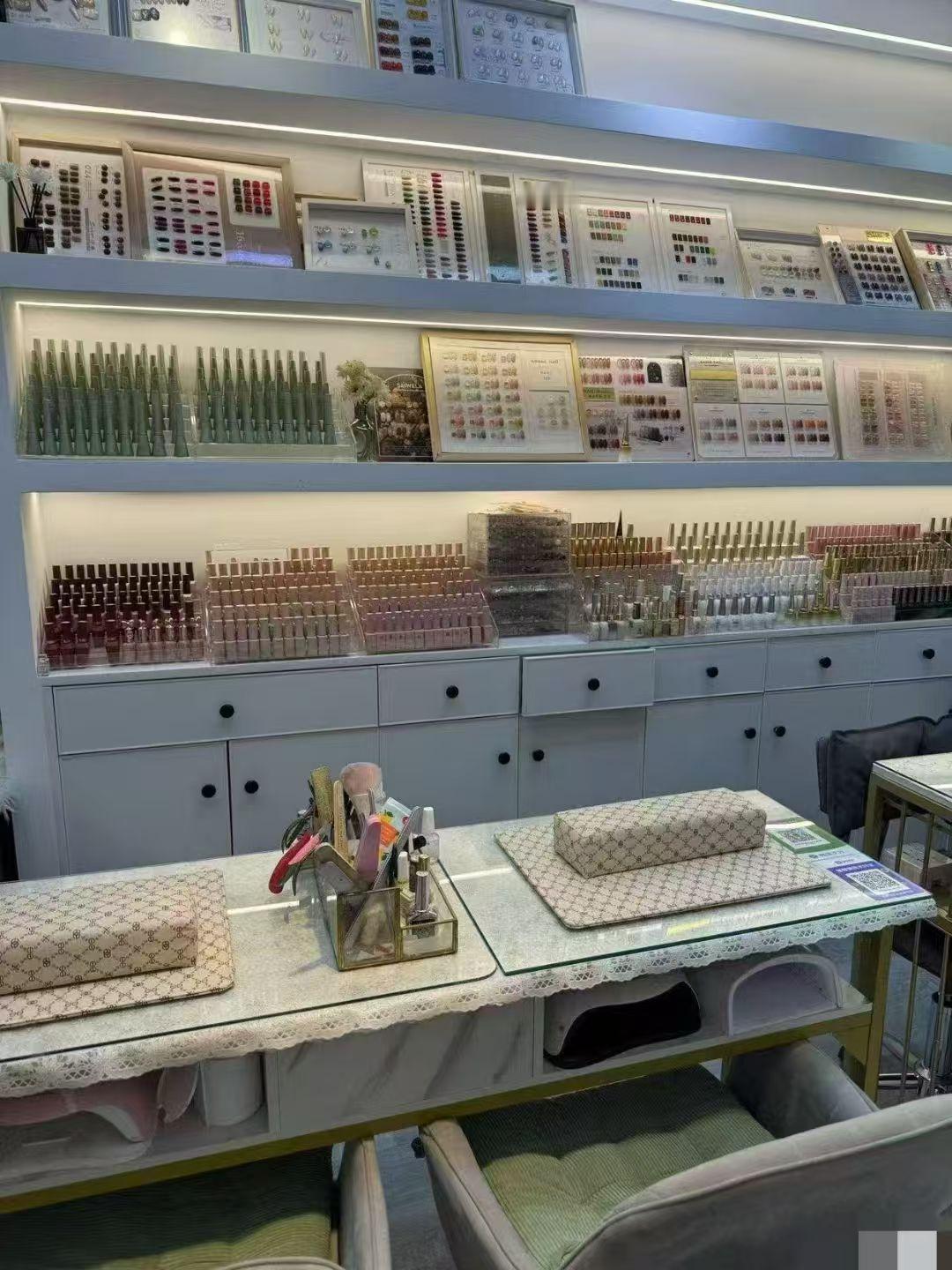 既然选择做美甲，抛开本身的材料不说，但是那些修剪挫磨之类的手法
再加上甲油胶、紫