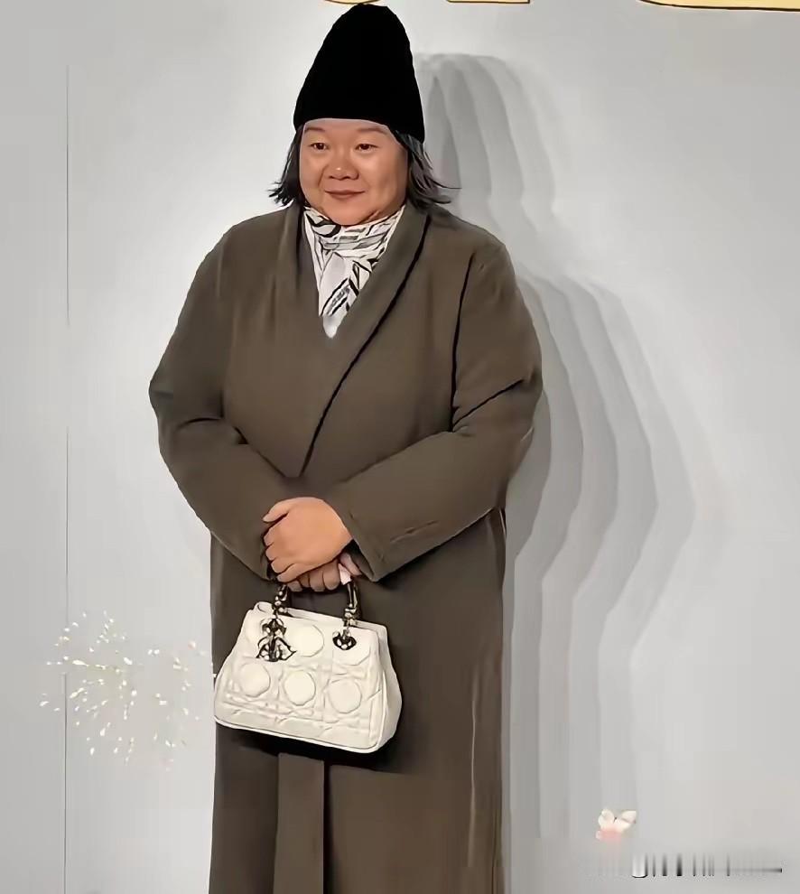 她明明是那么有才华的一个女人，为什么每一次出场都打扮的很一般，感觉她从来就没有穿