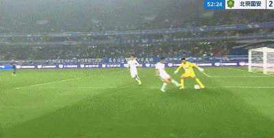 方镜淇禁区外玩火送礼，张玉宁小角度兜射破门！国安2-0领先三镇。他在天津时期稳健