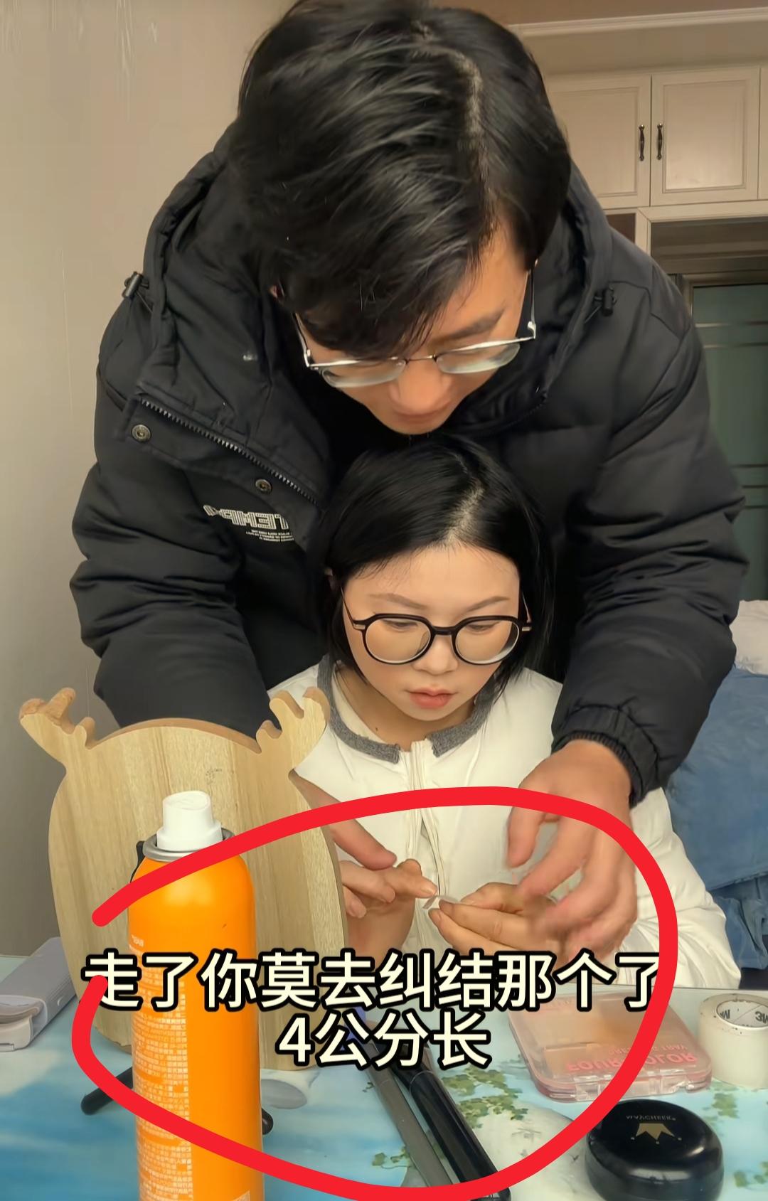 看到渝小丫离婚两年了，我忍了
看到她跟前任男友在一年多又分手了，我也忍了
可看到