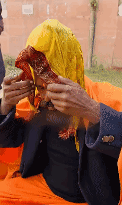 印度🇮🇳男子奇葩生活方式：头上种麦子！[黑脸]