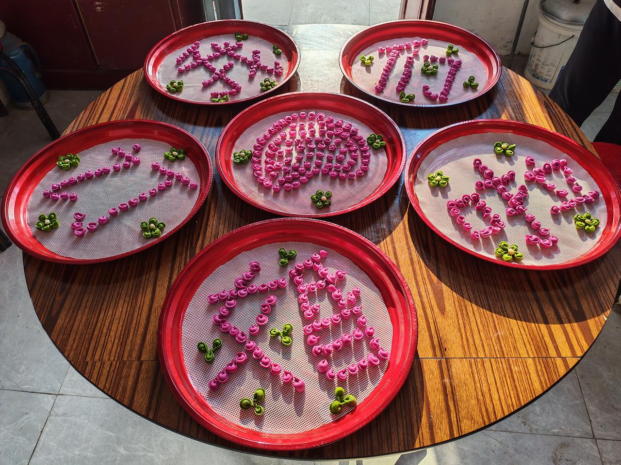 晋南农村订婚馄饨，火龙果、菠菜叶和面，喜庆满满。