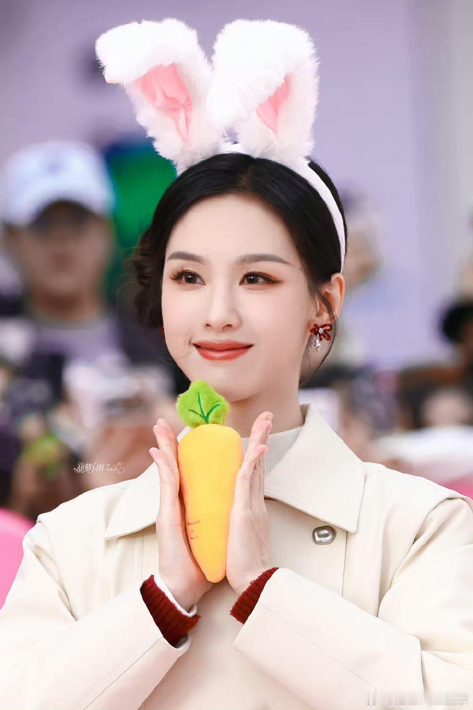 陈都灵杭州艾莱依线下活动嘟嘟萌的没边了怎么样可以把这只招财小猫咪领回家？