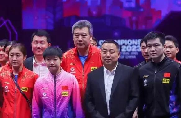 何潇首任领队，兵发多哈

12月31日，国乒男队一行飞往多哈，参加年终总决赛。
