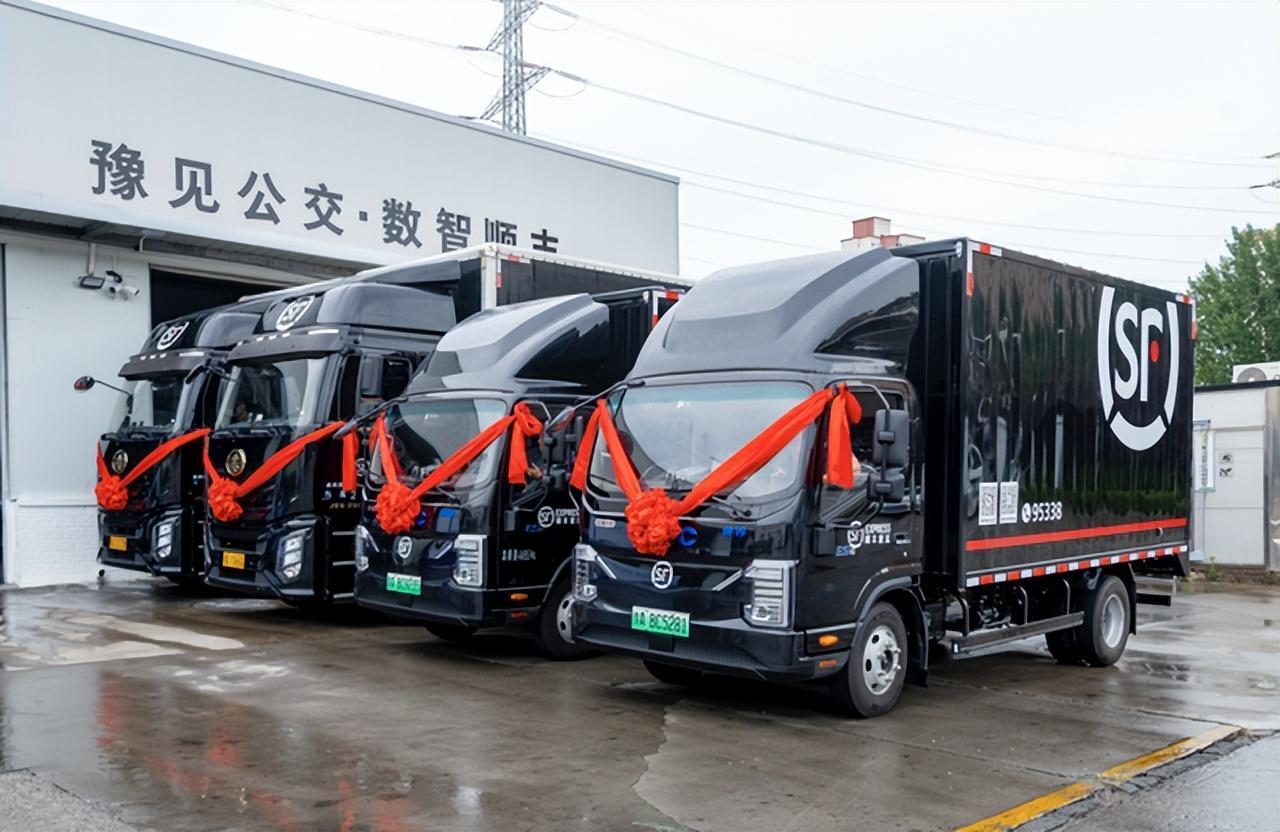 “白天拉客，晚上拉货。”原来拉人的公交车，现在爆改货车，甚至还开启了送快递模式，