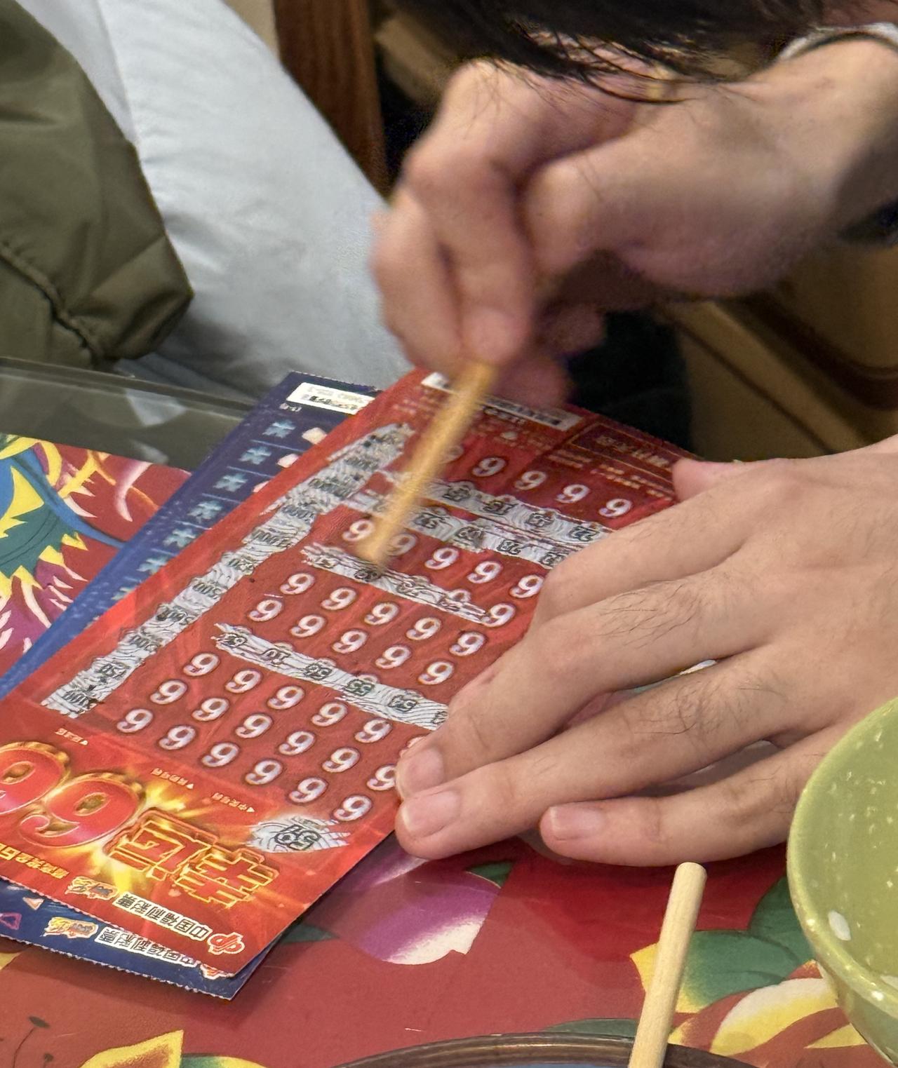 店主直接气炸！

河南许昌彩票店这事儿太气人！一个身无分文的男的，进店狂刮800