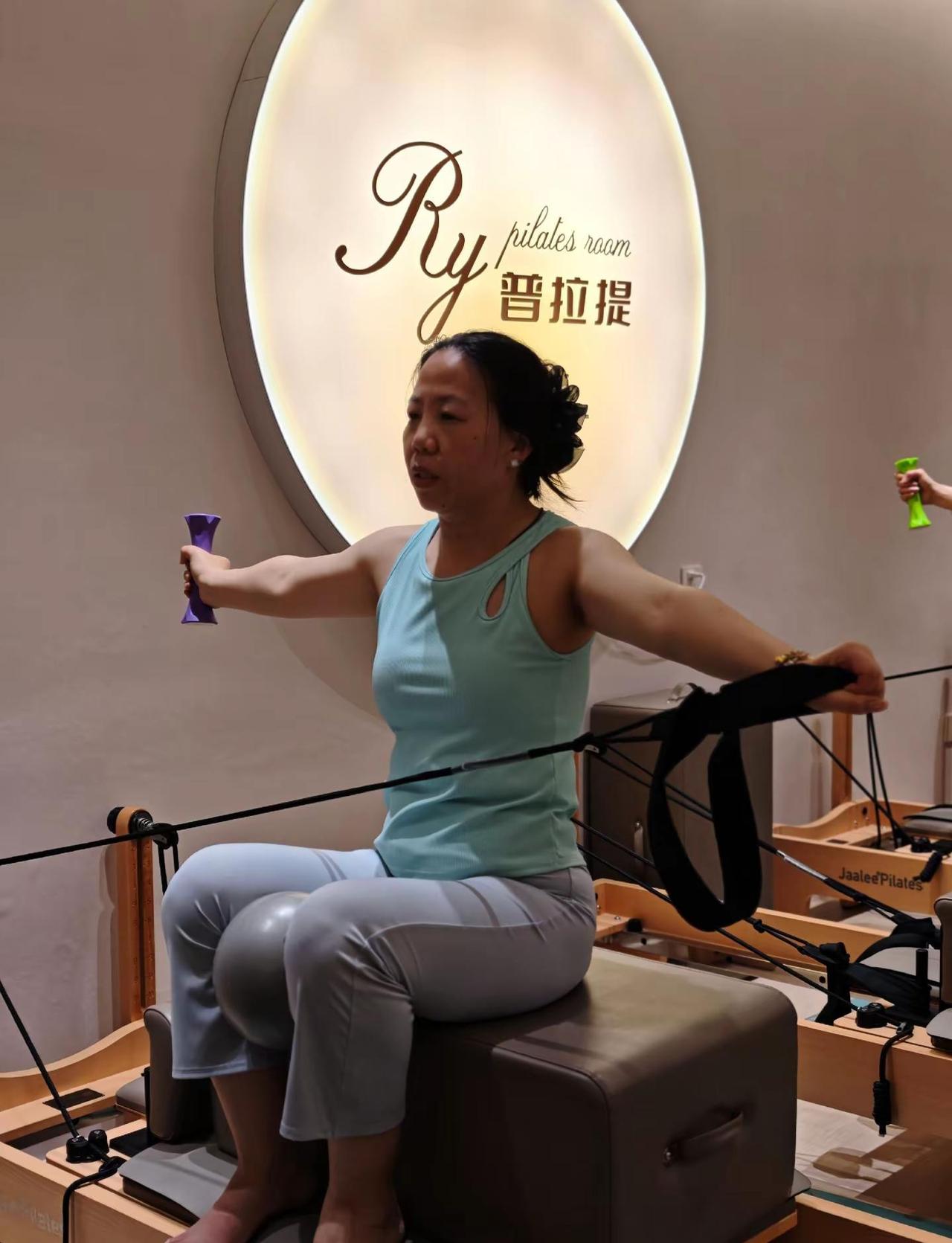 背部肩部没力量，但坚持完成每个动作，表情好僵硬
