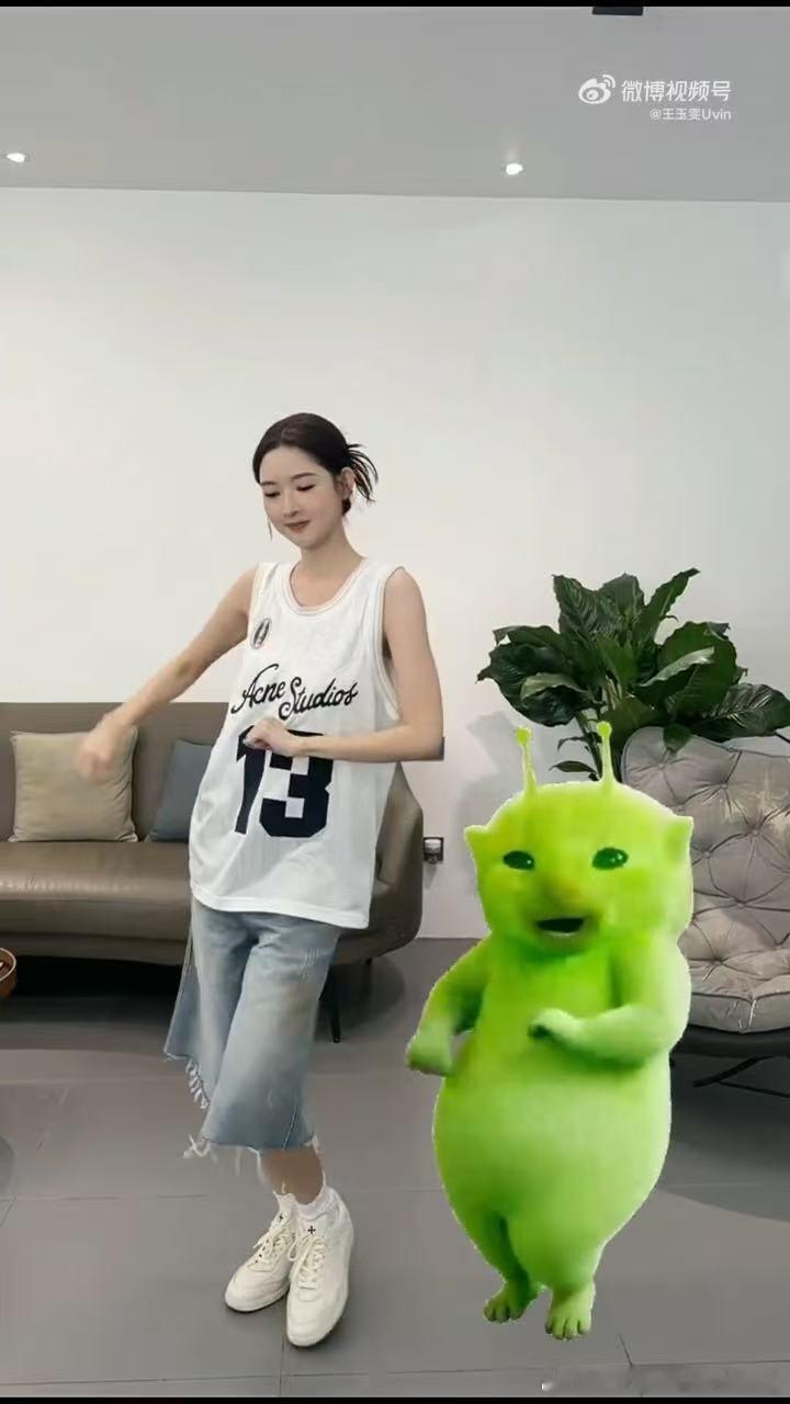 谁说跳舞非得正儿八经？王玉雯带着小绿猫随便扭扭，这股松弛感太迷人了，感觉没啥包袱