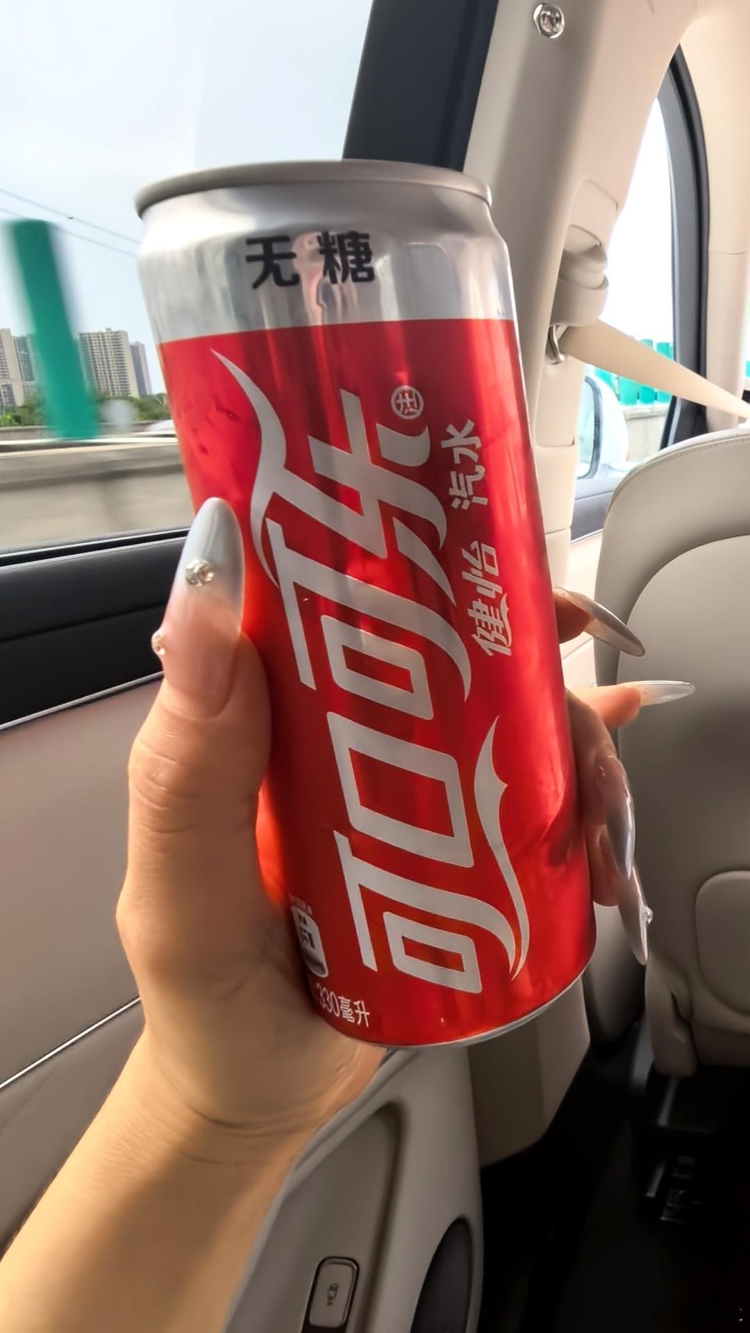 想在车里开罐可乐，结果拉环断了，还好摄像小哥帮我打开咯[哈哈][哈哈][哈哈]问