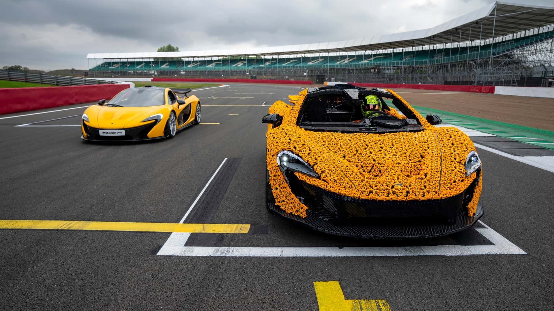 1:1的乐高迈凯轮P1上一台可以驾驶的1:1乐高汽车还是布加迪Chiron，这次