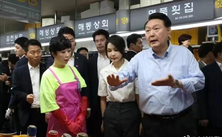 作秀做到菜市场？

心血来潮的尹锡悦携夫人金建熙来到韩国一家农贸市场，体察民情，