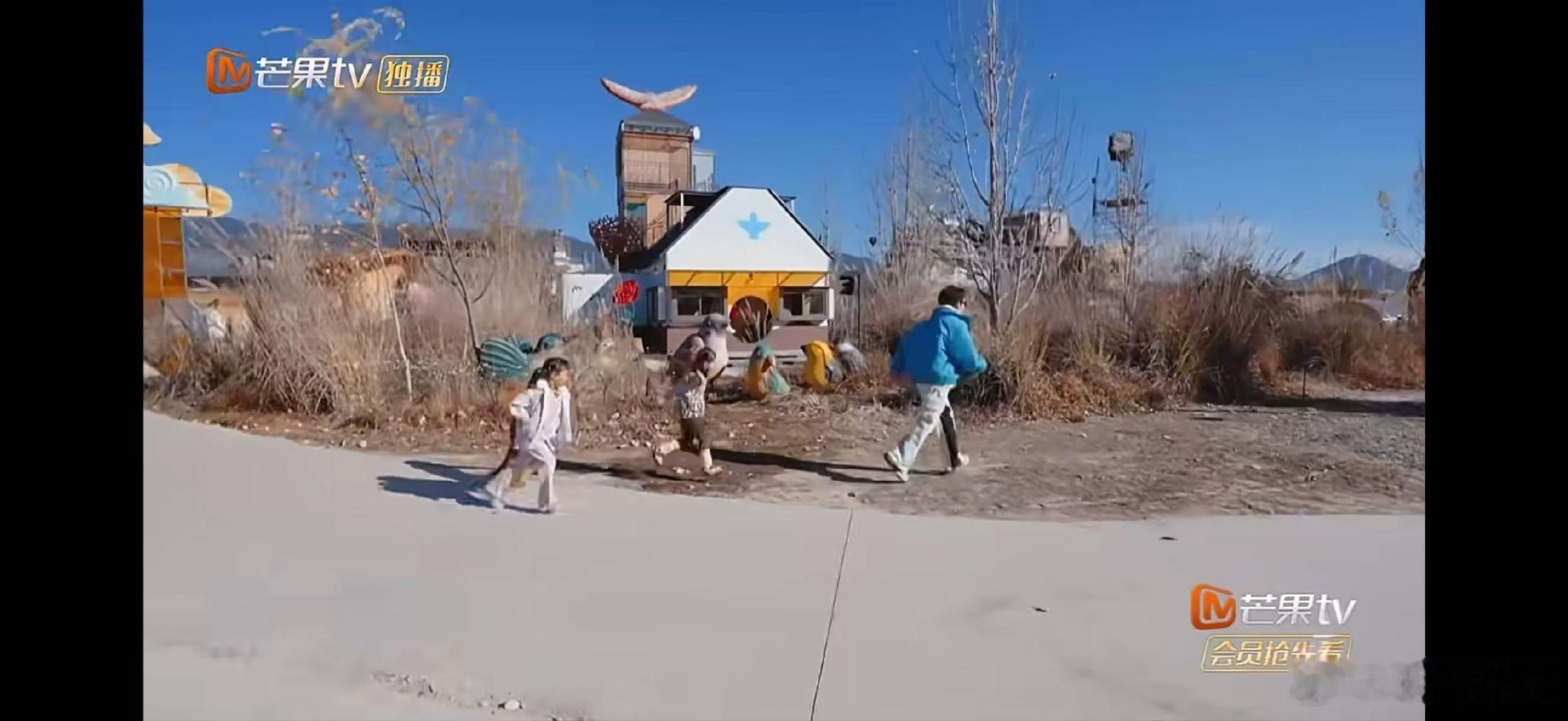 王栎鑫开启动物园带娃副本快乐老友记看王栎鑫带着小朋友在动物园拍照留念，他摆出各种