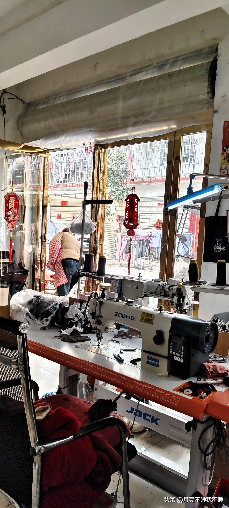 我守着这间小小的裁缝店，日子就像缝纫机的针脚，细密又踏实。桌上的布料堆得老高，线