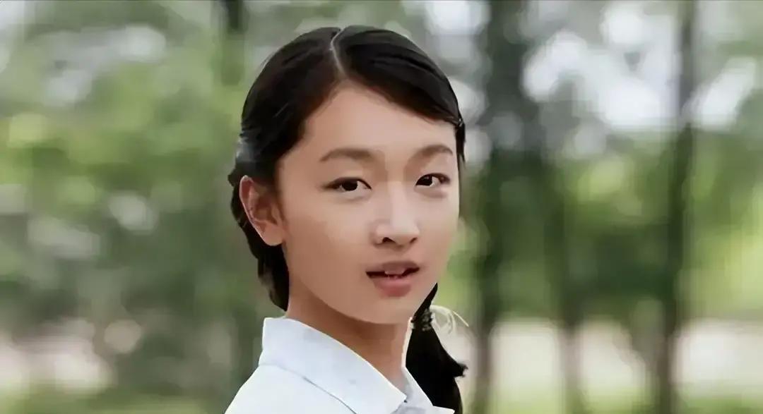 周冬雨被翻出早年综艺里甩脸王迅的旧片段，镜头里她冷着脸转身就走，连合影都不给。