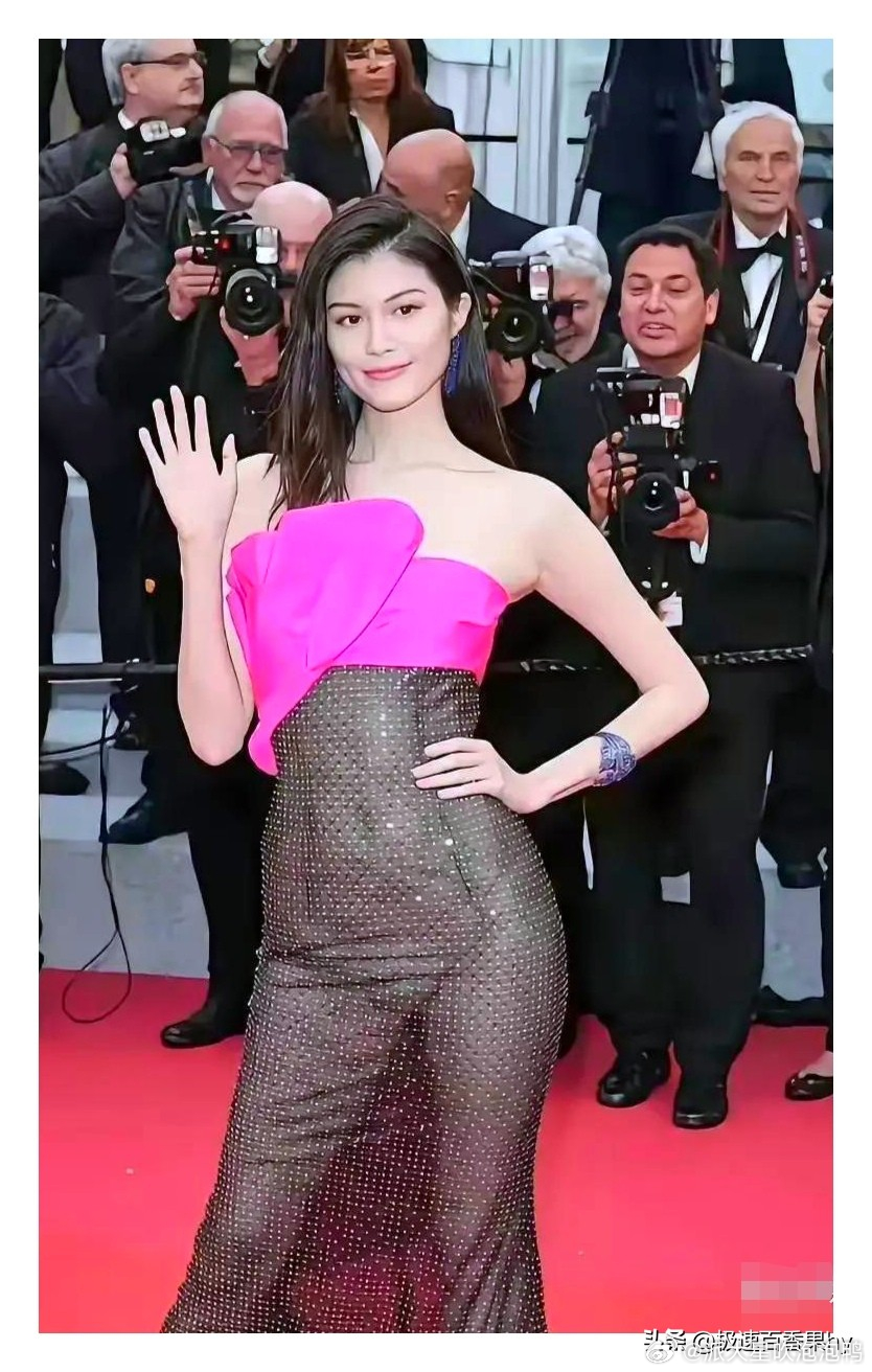 超模出身果然不一样，这身材简直绝了我可以接受她37岁了，也可以接受她生娃当妈妈了