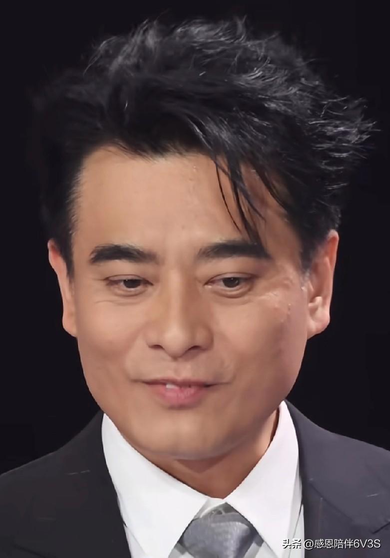 哎哟喂，陈龙这牙是咋整的？当年《真情告白》那会儿，我妈可说了，他比胡兵还帅那么一