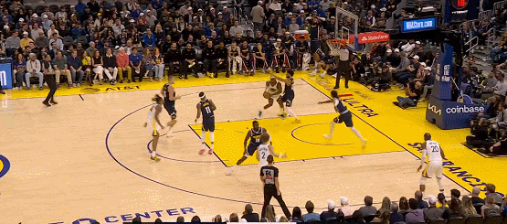 家有一老！霍福德助勇士反超比分！
在今天NBA常规赛勇士对阵掘金的第三节比赛中，