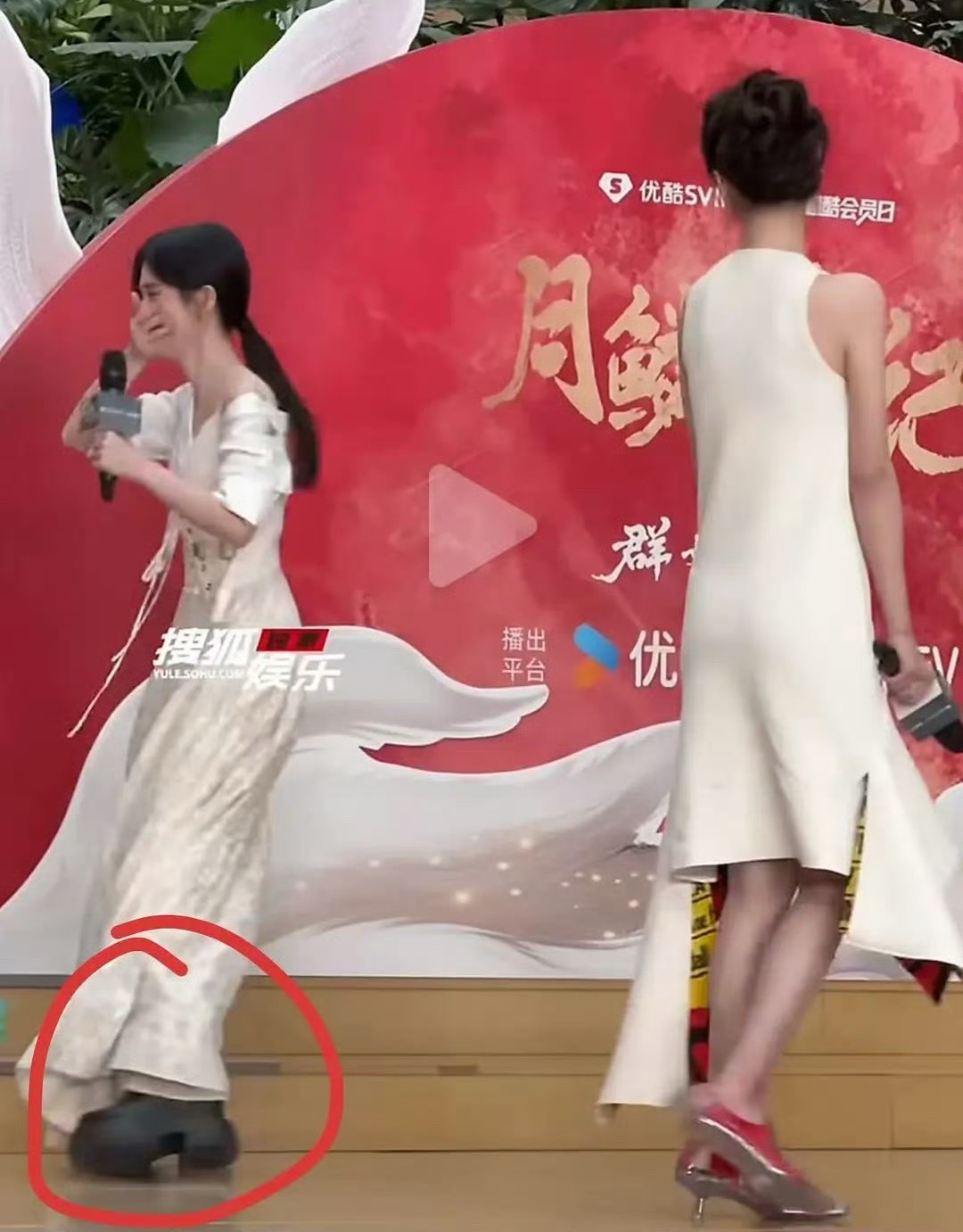 鞠婧祎和陈都灵同框身高被热议了，网友还截到了她穿的鞋子…月鳞绮纪直播鞠婧祎含泪拥