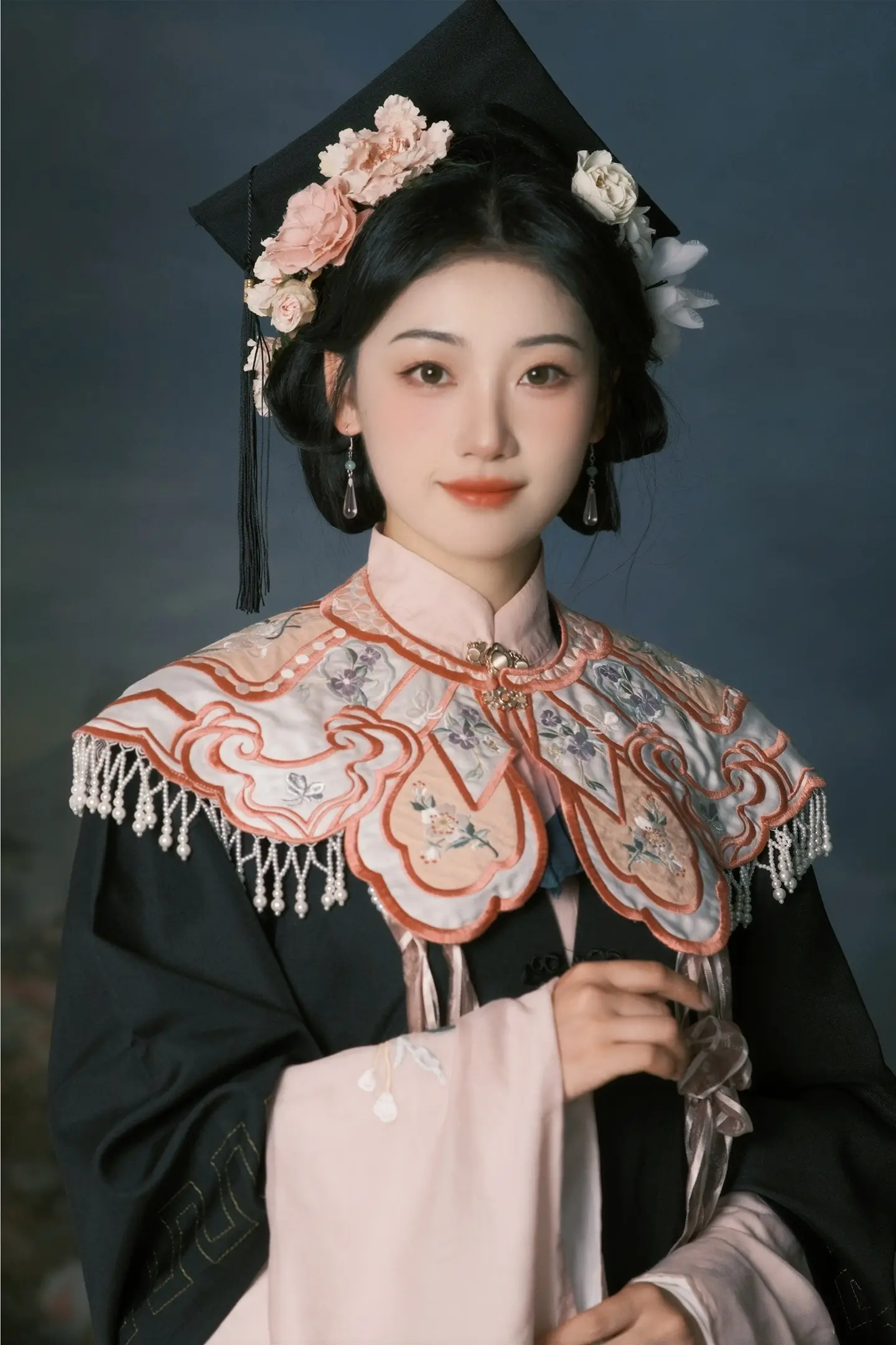 在今天女子也有了读书的机会。时代的进步，让女性也有了走出后宅的机会。
古代的女子只能将才华埋没在宅院之中，而现在身穿汉服的千千万万女孩，终于也穿上了学士服，走向更广阔的天地，我想这就是国风毕业照的意义吧。
