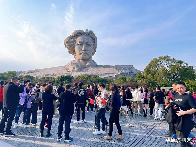 橘子洲景区确实太有吸引力，想去的人肯定不少。每年1700万人次的游客量，足以证明