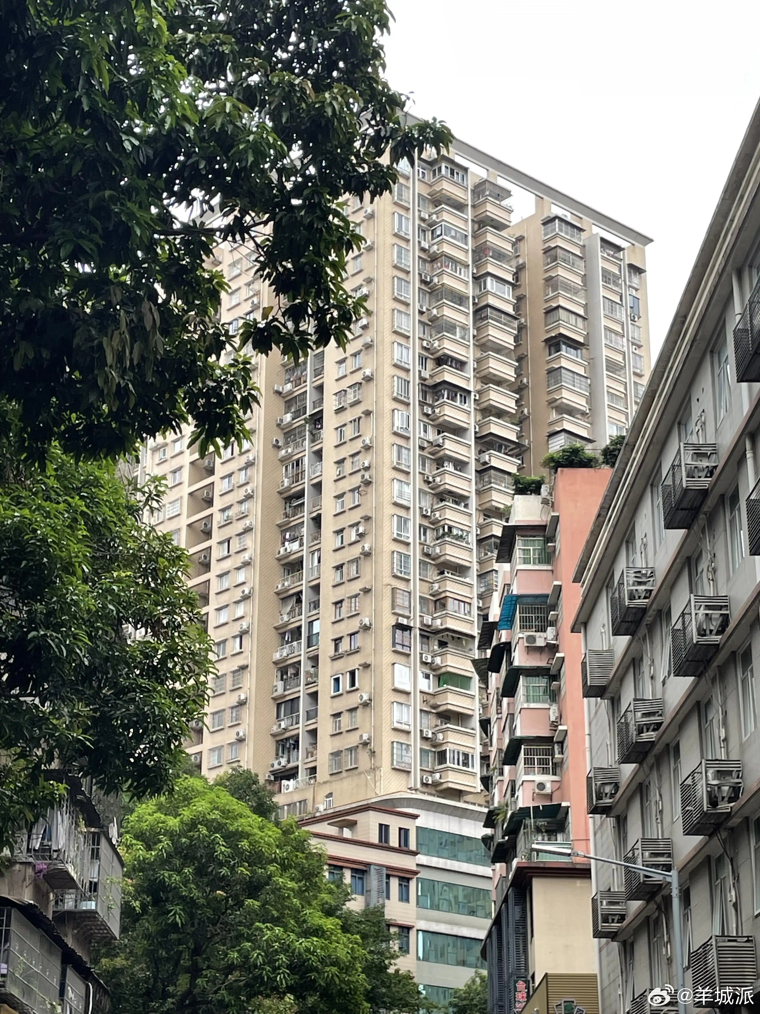 【广州出台商转公房贷新政，为何有人需要先补差价？｜茶楼·城事开讲】半个多月以来，