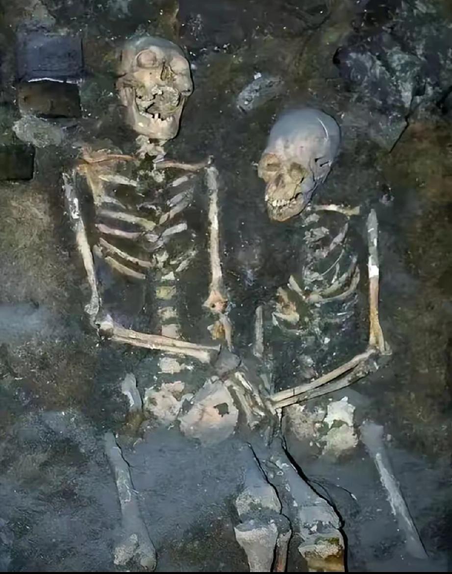 1997年7月，沈阳东华门，工人在施工时，挖掘到两具姿势奇特的遗骸，一男一女，大